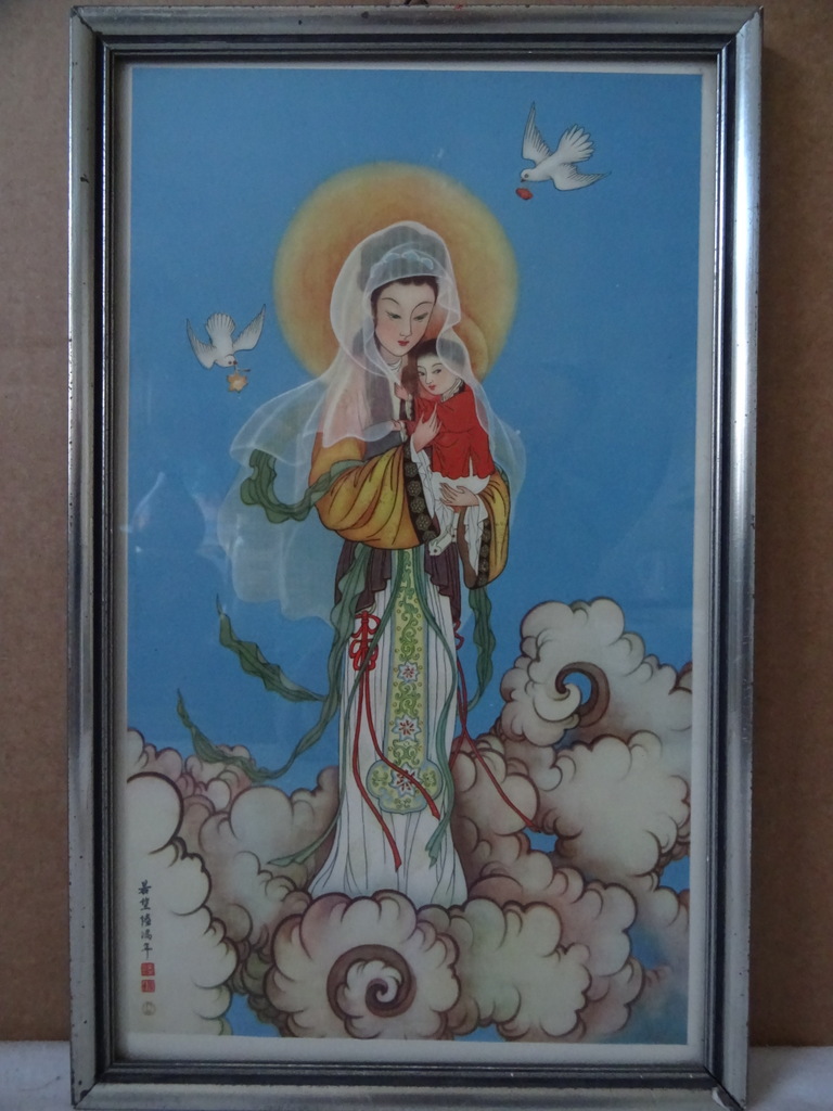 Guanyin wordt op schilderijen vaak voorgesteld met een kindje in haar armen. Het lijkt daarom op een boeddhistische variant van de katholieke Maria met het kindje Jezus in de armen.