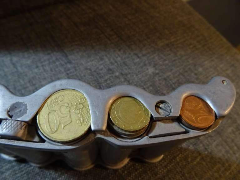 Antieke metalen geldcassette voor munten