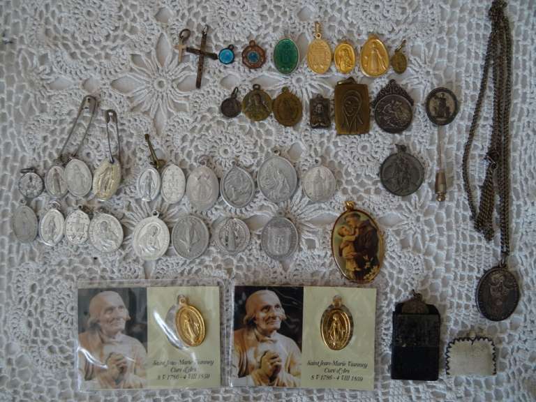 Collectie van 45 religieuze medaillons
