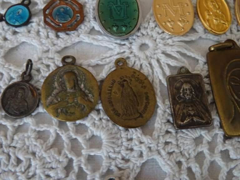 Collectie van 63 religieuze medaillons