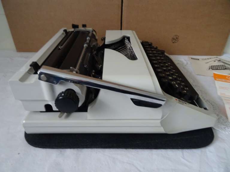 Vintage typemachine Erika model 44