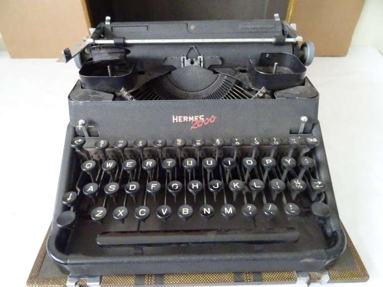 Antieke typemachine Hermes 2000