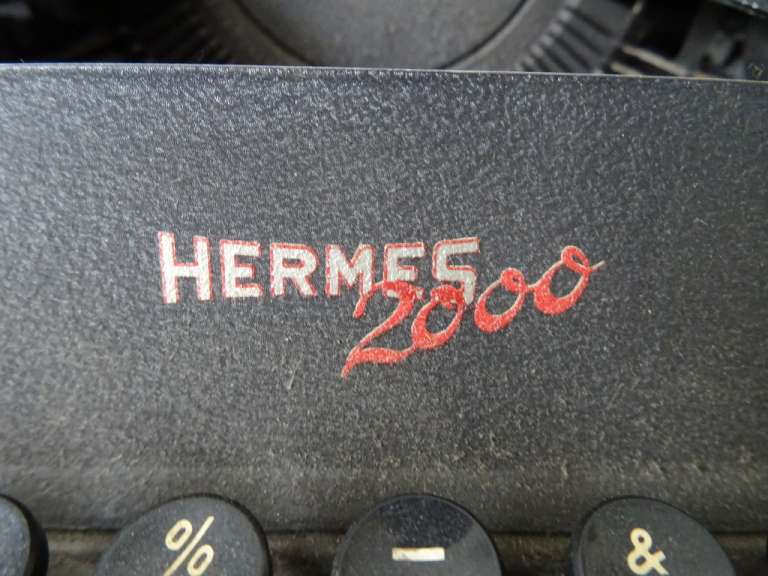 Antieke typemachine Hermes 2000
