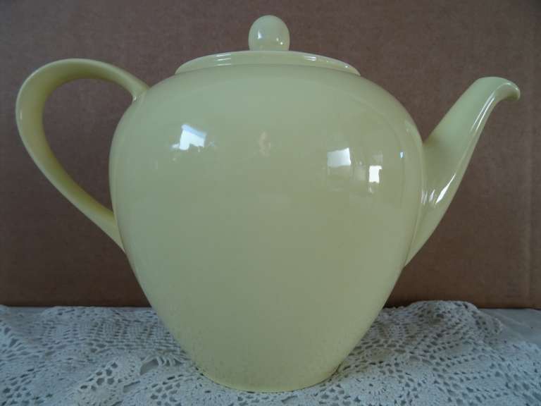 Alternative view of Antieke theepot P Regout pastel geel