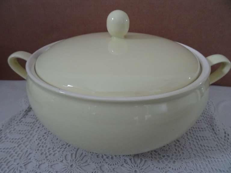 Antieke pastel gele terrine met deksel P Regout