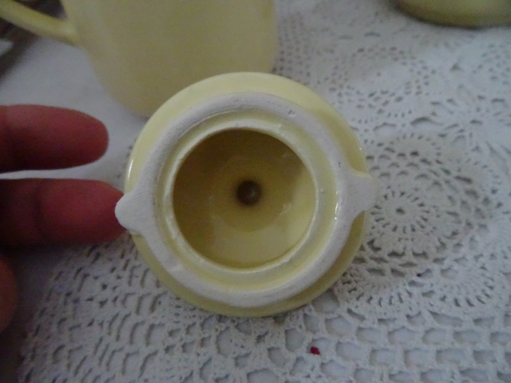 Antieke pastel gele theepotten Melitta los te koop Antieke pastel gele theepotten Melitta los te koop