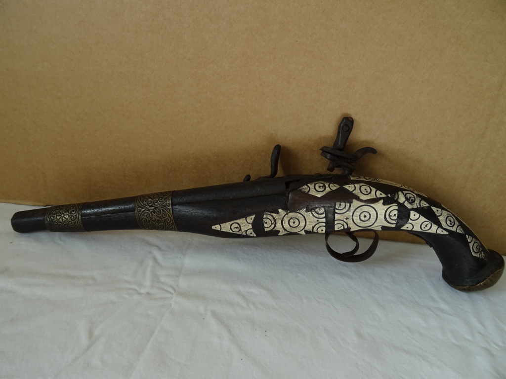 Volkskunst antiek rekwisiet wapen Volkskunst antiek rekwisiet wapen