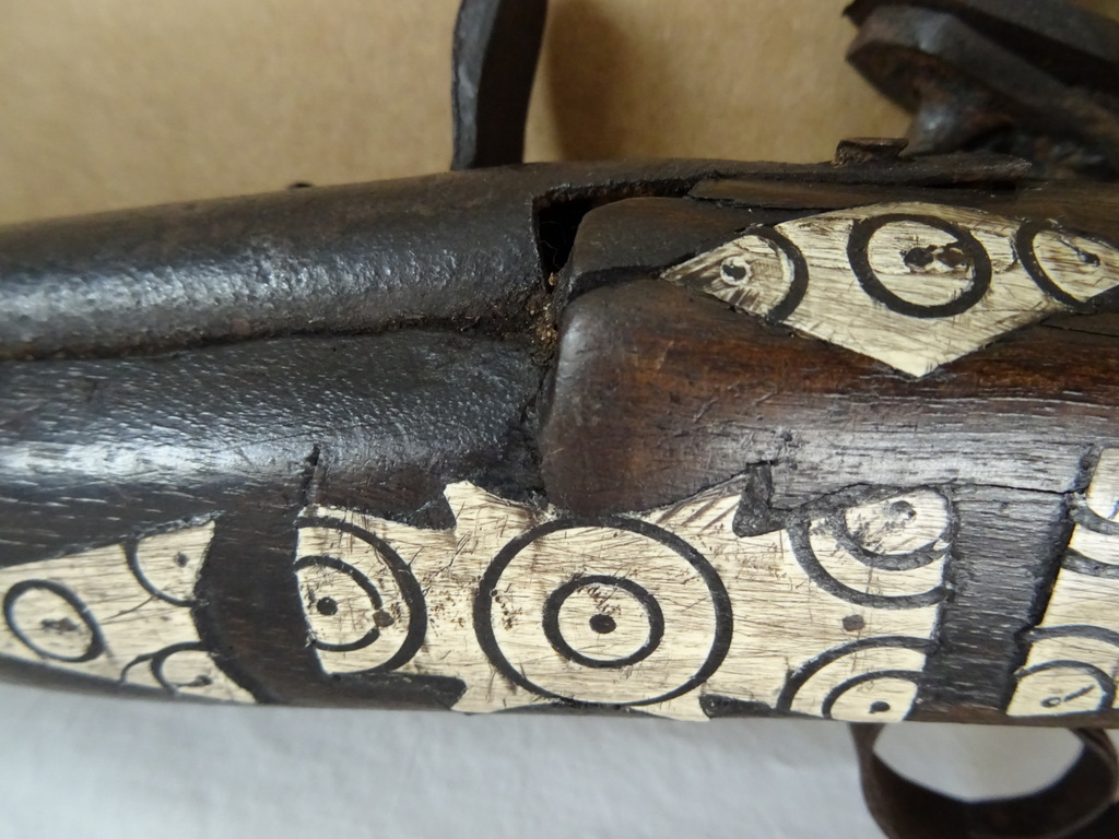 Volkskunst antiek rekwisiet wapen Volkskunst antiek rekwisiet wapen