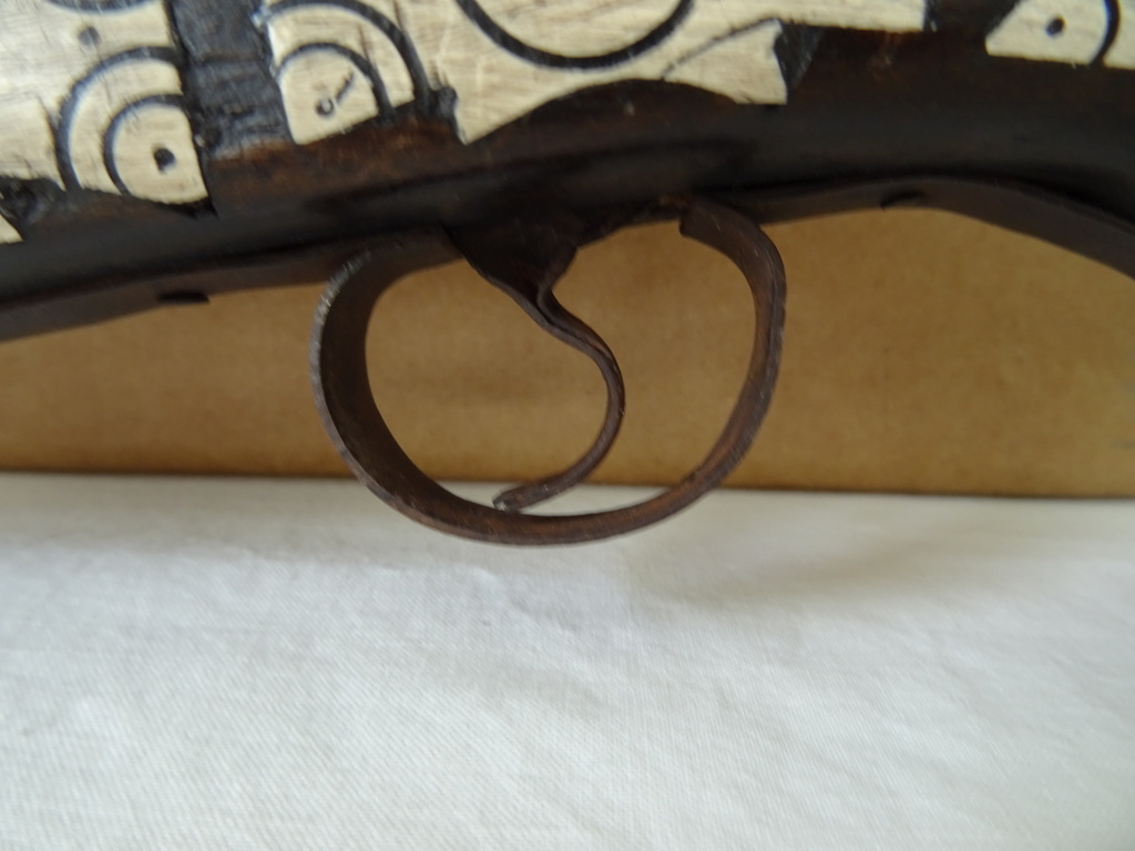 Volkskunst antiek rekwisiet wapen Volkskunst antiek rekwisiet wapen