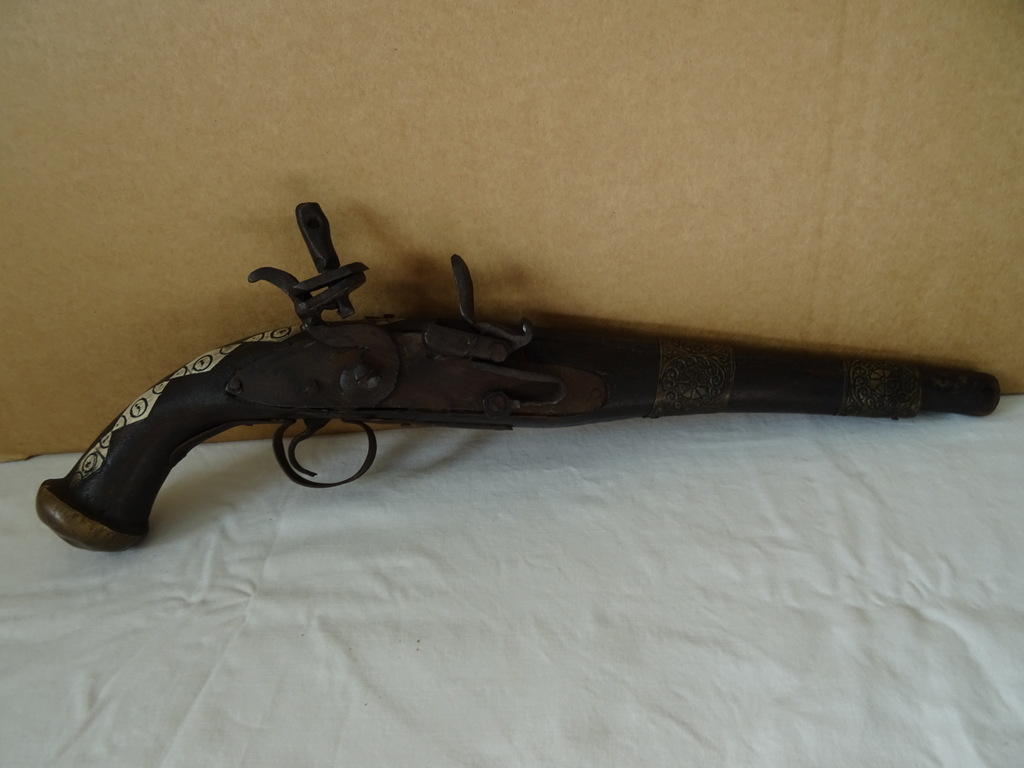 Volkskunst antiek rekwisiet wapen Volkskunst antiek rekwisiet wapen