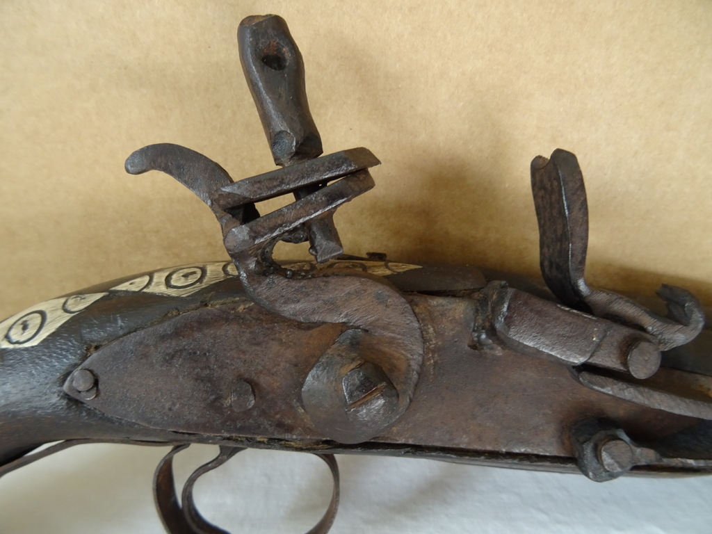 Volkskunst antiek rekwisiet wapen Volkskunst antiek rekwisiet wapen