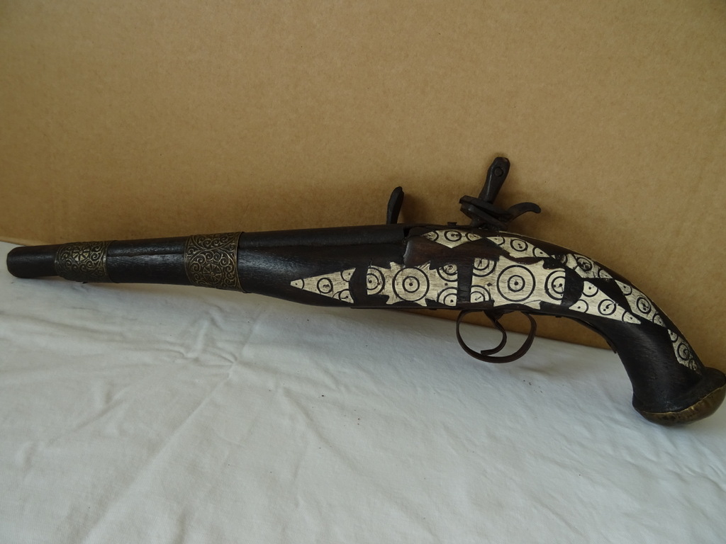 Volkskunst antiek rekwisiet wapen Volkskunst antiek rekwisiet wapen