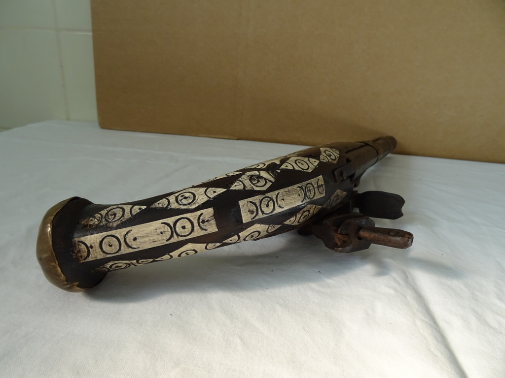 Volkskunst antiek rekwisiet wapen Volkskunst antiek rekwisiet wapen