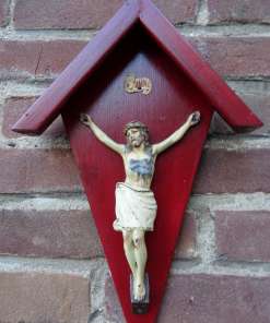 Antiek kruisbeeld in houten kapelletje