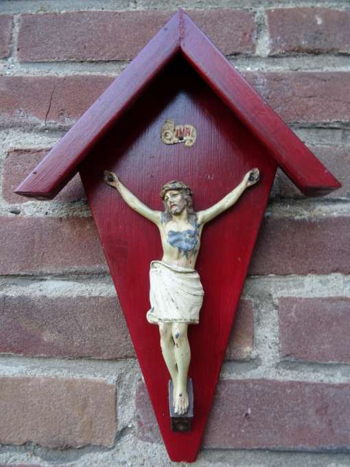 Antiek kruisbeeld in houten kapelletje