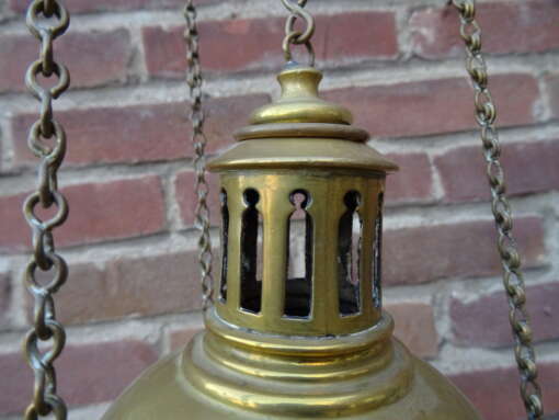 Antieke koperen wierooklamp kerk