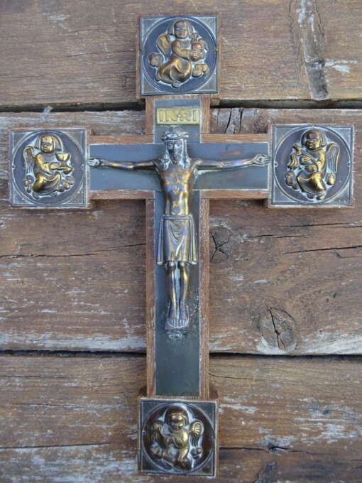 Art deco kruisbeeld met engelen