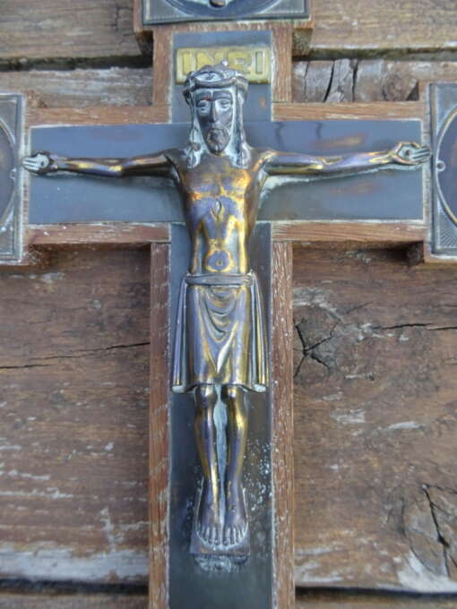 Art deco kruisbeeld met engelen