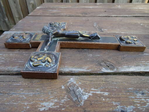 Art deco kruisbeeld met engelen