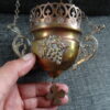 Antieke koperen wierooklamp kerk