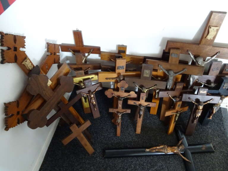 Collectie van 34 antieke kruizen