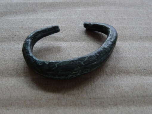 Bodemvondst middeleeuwen bronzen amulet Vikingtijd