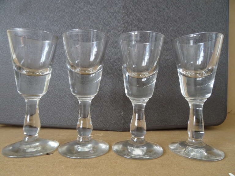 Antieke likeurglaasjes mondgeblazen