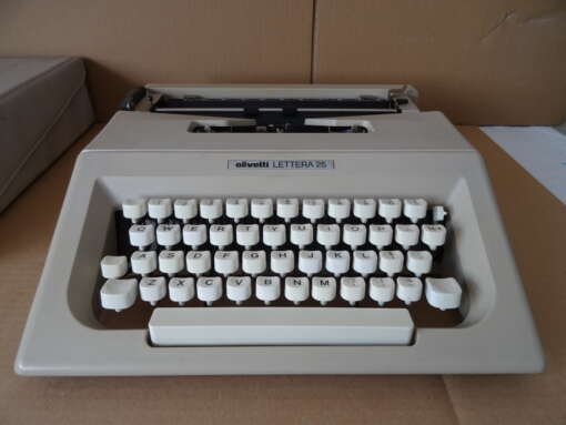 Vintage typemachine Olivetta Lettera 25