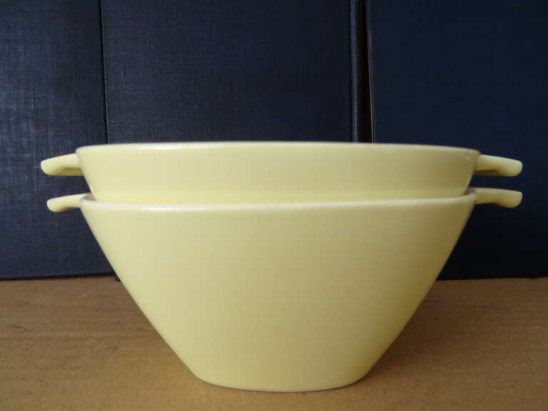 Antieke pastel gele vla schaaltjes Royal Sphinx