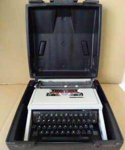 Vintage typemachine Olivetti Dora