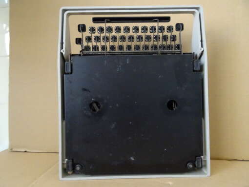 Vintage typemachine Olivetti Dora