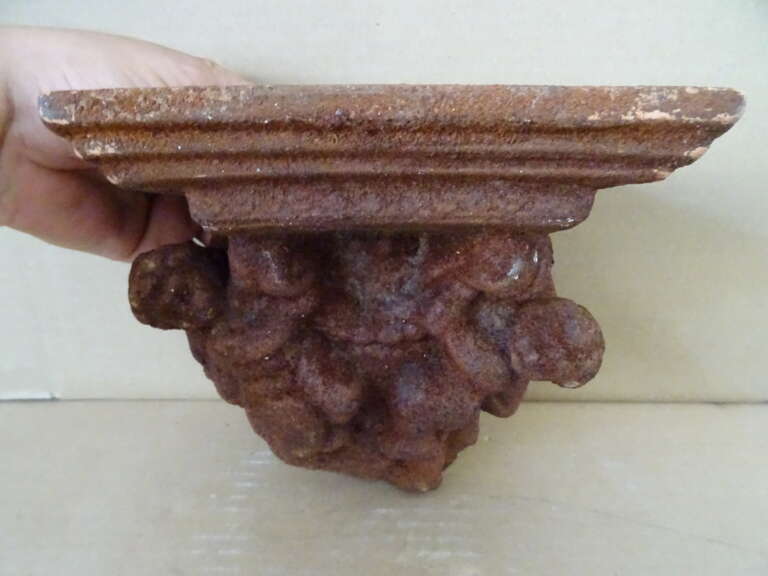 Antieke terracotta console met engelen