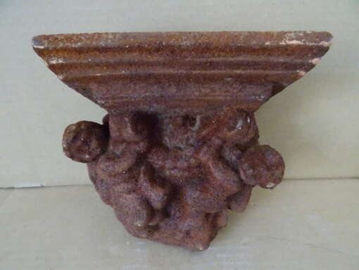 Antieke terracotta console met engelen