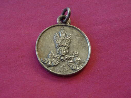 Zilveren amulet medaillon Kindje Jezus van Praag