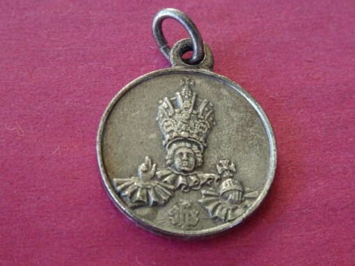 Zilveren medaillon Kindje Jezus van Praag