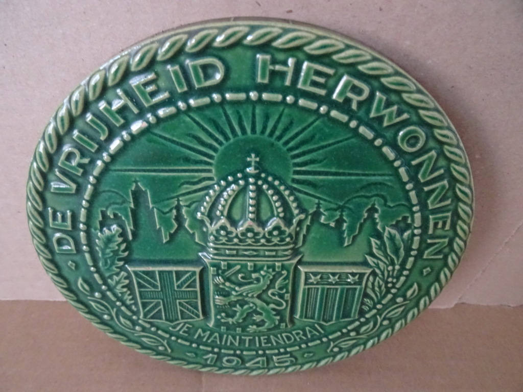 Antiek Mosa herdenkingsbord De vrijheid herwonnen - Afbeelding 3