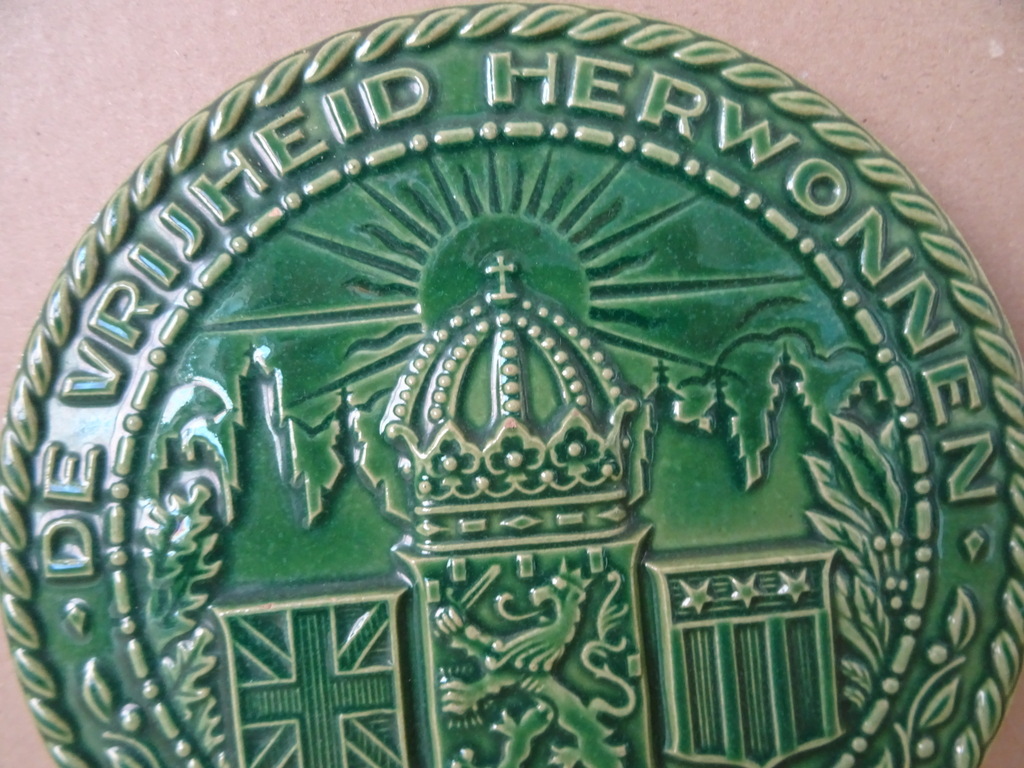 Antiek Mosa herdenkingsbord De vrijheid herwonnen - Afbeelding 4
