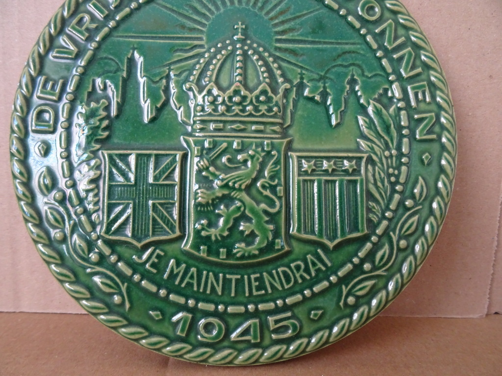 Antiek Mosa herdenkingsbord De vrijheid herwonnen - Afbeelding 5