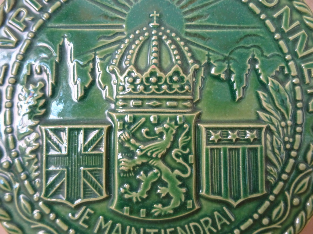 Antiek Mosa herdenkingsbord De vrijheid herwonnen - Afbeelding 6