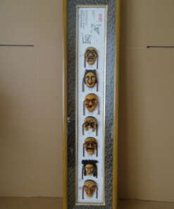 Miniatuur maskers Korea in vitrine van 77cm