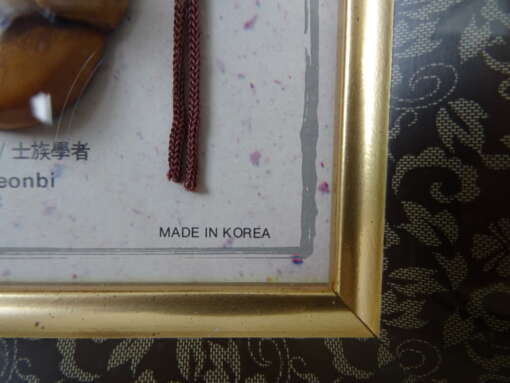 Miniatuur maskers Korea in vitrine van 77cm