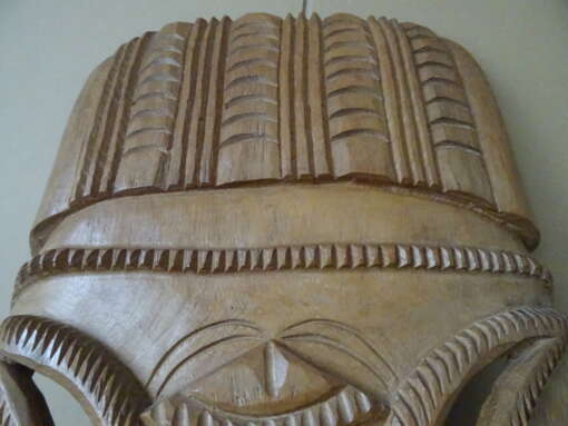 Enorm inheems houten masker