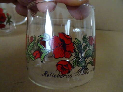 Vintage theeglazen gedecoreerd met bloemen