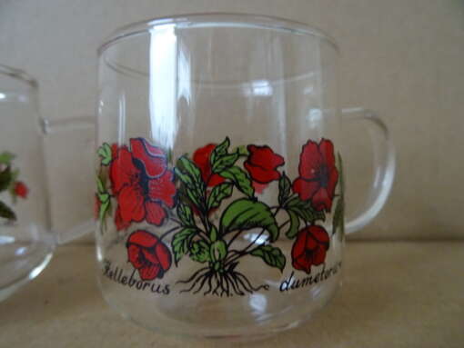 Vintage theeglazen gedecoreerd met bloemen