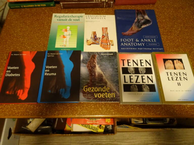 Collectie boeken geneeskunde voeten
