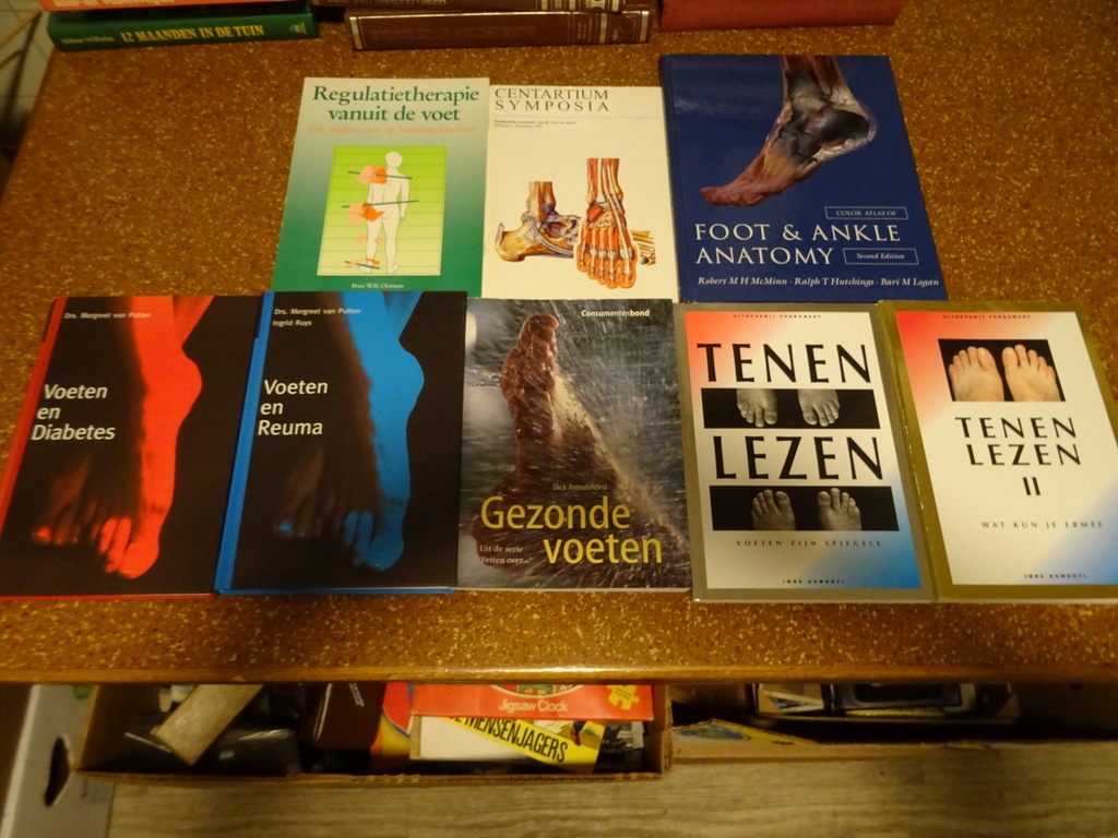 Collectie boeken geneeskunde voeten