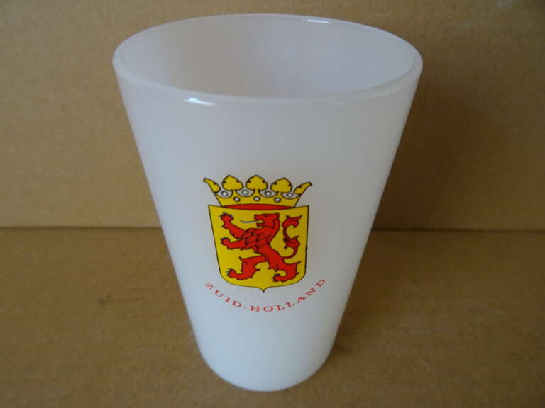 Alternative view of Vintage opaline provincie glas Zuid-Holland