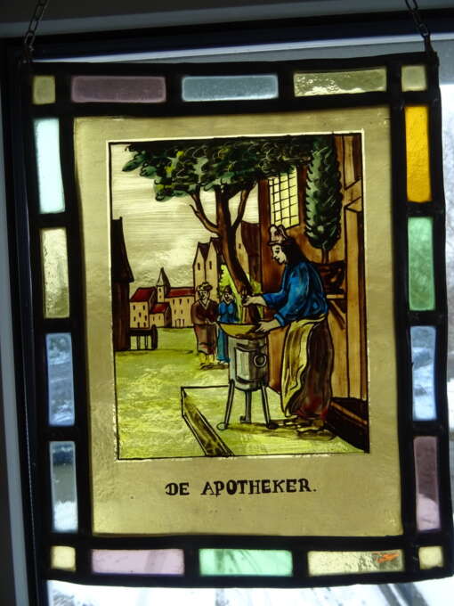 Antiek Glas in lood De apotheker