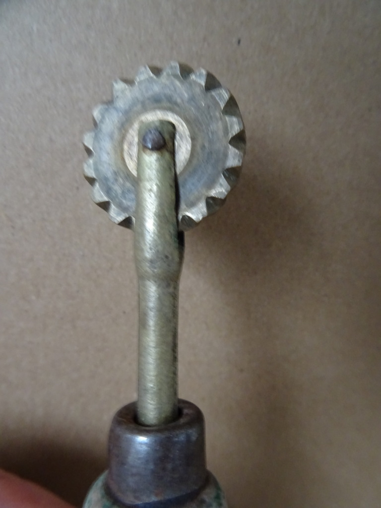 Fraai antiek of vintage deegwiel deegsnijder - Afbeelding 3