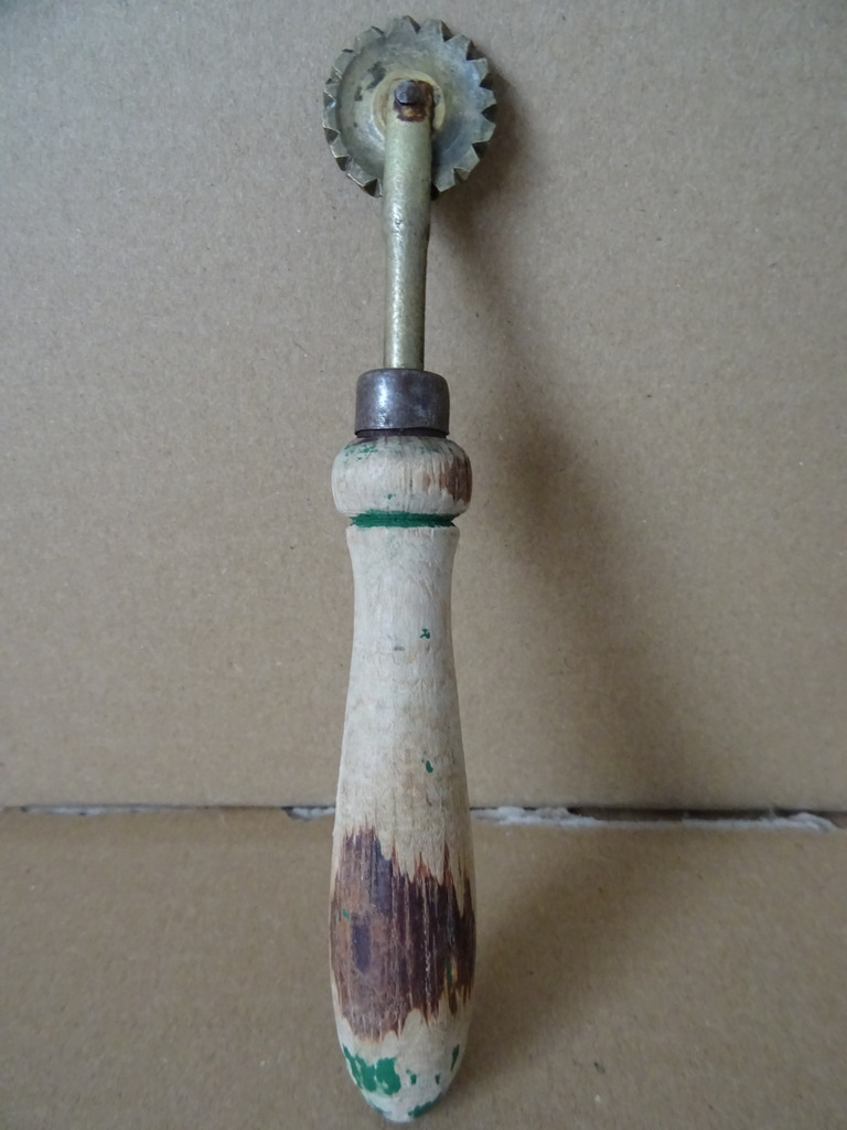 Fraai antiek of vintage deegwiel deegsnijder - Afbeelding 4